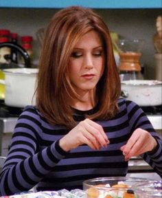 Rachel Green's Haircut, Jennifer Aniston Hair 90s Layers Short, Medium Length Haircut Rachel Green, Awkward Hair Stage, Rachel Green Red Hair, Rachel Season 3 Friends Hair, Deep Color Outfits, Rachel Green Haircut Layers Short, Rachel Green Season 3 Hair