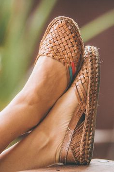 Flat Sandals For Women, Rural India, Woven Shoes, Minimal Chic, Ladies Shoes, Sandals For Women, Crazy Shoes, Shoe Obsession, Leather Flats