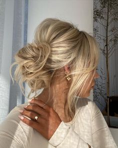 Updos With Curtain Bangs Wedding, Ombré Blond, Jordans Wedding, Teen Hair, Bridesmaid Hair Inspo, Ombre Blond, Guest Hair, Bridesmaid Hair Makeup