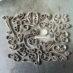 No hay descripción de la foto disponible. Handmade Silver Jewellery, Jewelry Design Drawing, Filigree Pattern, Filigree Jewelry, Filigree Design, Silver Work, Jewelry Making Tutorials, Silver Jewelry Rings