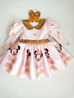 Pink minnie mouse detailed girl dress. This product does not contain chemical dyes, it is digital printing. It is produced to order in the desired dimensions. Returns are not accepted due to size incompatibility. Minnie Mouse Birthday Dress, Minnie Mouse Dress Baby, Minnie Dress, 1st Birthday Theme, Baby Birthday Ideas, Minnie Mouse 1st Birthday, Minnie Birthday Party, Minnie Mouse Outfits, Mouse Dress