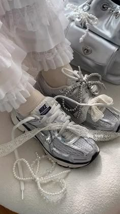 😍😍😍 Shoe Jewelry Diy, How To Make Shoe Laces, Shoe Lace Accessories, Shoes Accessories Ideas, Charms On Shoes, Lace Shoes Ideas, How To Lace Shoes, Beads On Shoes, Custom Diy Ideas