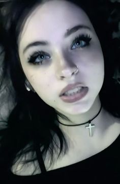 Emo Makeup Inspiration, Brown Hair Eye Makeup, Alt Makeup Natural, Edgy Lip Makeup, Halloween Grunge Makeup, 2010s Emo Makeup, Thirteen Movie Makeup Look, Makeup That Compliments Green Eyes, 2010 Emo Makeup