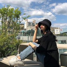 Black Bucket Hat Outfit Korean, Korean Bucket Hat Outfit, Black Bucket Hat Outfit, Bucket Hat Looks, Bucket Hat Outfit, Korean Jeans, Korean Fits, Bucket Hat Style, Outfit Korean