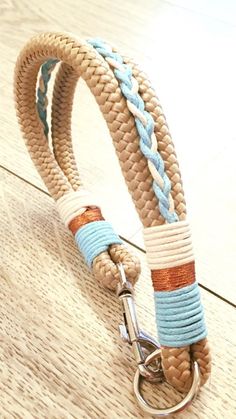 a dog leash with two different colored ropes on it