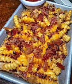 a pizza with bacon and macaroni on it