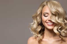 Curled Blonde Hair, Cool Blonde Hair, Champagne Blonde, Hair Powder, Qatar Doha, Healthy Hair Tips, Magic Hair, Wavy Curly Hair