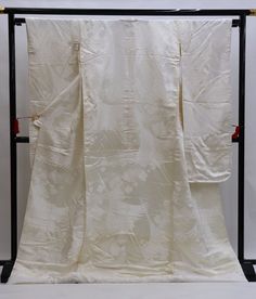 A white Japanese wedding Uchikake for your special day. Celebrate your special day in this beautiful Kimono robe. Item: Uchikake Kimono Japanese Wedding Robe No. Syuk008 Size: US Large / Length 181cm , Weidth 67cm Condition: Used, Very Good. Please check the photos. Fitted White Wedding Kimono, White Kimono Traditional Wedding Dresses, White Kimono Traditional Dresses, Kimono Wedding Dress Japanese Style, Traditional White Printed Kimono, Beautiful Kimono, White Kimono, Kimono Japanese, Wedding Kimono