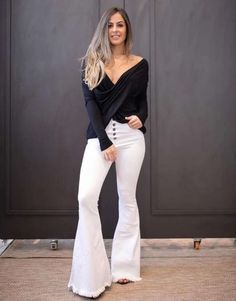 Outfits Con Jeans Blancos, Looks Con Jeans, Vest And Jeans, Bell Bottom Jeans Outfit, Flare Jeans Style, Ideas De Outfits, Outfits Con Jeans, White Jeans Outfit