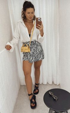 Skort Styling, Looks Com Short, Chick Outfit, Skort Outfit, T Shirt Branca, Mom Outfit, Outfit Primavera, Travel Outfit Summer, Mom Outfits