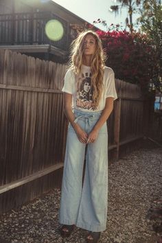 high waisted chambray jeans with a tie waist - so cute! Surfergirl Style, Looks Hippie, Hippie Mode, Hippie Grunge, Short Beach Dresses, Boho Mode, Estilo Hippy, Mode Hippie