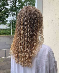 30 Modern Spiral Perm Hairstyles Women Are Getting Right Now Hairstyles With Permed Hair, Blond Permed Hair, Different Perm Styles, Permed Brown Hair, Spiral Perm For Fine Hair, Curly One Length Haircut, Lose Spiral Perm