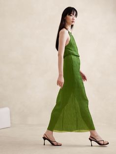 This maxi skirt is designed to stun with a timeless column silhouette, cut from a semi-sheer crinkle fabric we love for its luxurious texture.  High rise, column fit.  Elastic waist with invisible side zip.  Lined to mini length.  High rise, column fit.  Maxi length.  Model: Size S, 5'10" (178cm). Palm Green, Crinkle Fabric, Silhouette Cut, Summer Sale, First Look, New Woman, Side Zip, Fashion News, Banana Republic