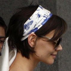 i have been contemplating a scarf in hair, but it always looks odd. katie holmes does it quite nicely, though. Hairstyles Bandana, Bandana Hairstyles Short, How To Wear Headbands, Headbands For Short Hair, Head Scarfs, Head Scarf Styles, Hair Styles 2014, Peinados Fáciles Para Cabello Corto