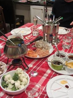 how to do a family fondue nightspecial occasion dinner Chicken Fondue, Oil Fondue, Broth Fondue Recipes, Easy Fondue Recipes, Fondue Recipes Meat, Melting Pot Recipes, Easy Fondue, Fondue Restaurant