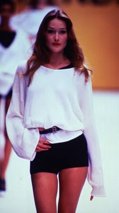 1990 Style, Runway Outfits, Photographie Portrait Inspiration, Carla Bruni, Model Aesthetic, Princesa Diana, Mood Board Fashion