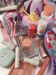 #makeup #yesstyle #ariel #blush #haul #shopping #aesthetic #desk #deskgoals #essentials #eyeshadow #fallmakeup Messy Makeup, Koleksi Makeup, Evening Eye Makeup, Shopping Aesthetic, Alat Makeup, Aesthetic Desk, Makeup Haul, Ancient Egyptians, Fancy Makeup