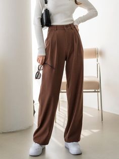 Tailored Pants Women, Trousers Women Outfit, Bank Job, Trouser Outfit, Business Casual Outfits For Work, Stylish Work Outfits, Brown Pants, Casual Work Outfits, Looks Chic