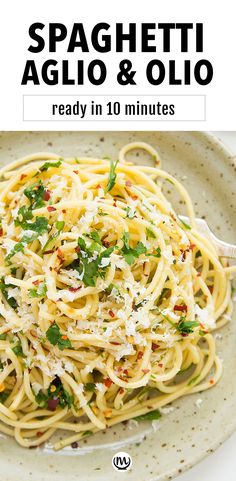 Top view of a grey plate full of spaghetti with garlic and olive oil. Healthy Spaghetti Recipes Vegetarian, Olive Oil Spaghetti, Spaghetti Aglio Olio Recipe, Spaghetti Dishes, Aglio E Olio Recipe, Gnocchi Dishes, Lemon Garlic Pasta, Italian Spaghetti, Garlic And Olive Oil