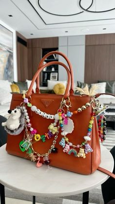 31 Bag, Accessorize Bags, Diy Vetement, Bag Stand, Bag Charms, Handbag Charms, Chic Bags, Pretty Bags, Funny Accessories