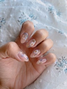 Flower nails Spring Floral Almond Nails, Nail Designs With Drawings, Wedding Nails Design For Short Nails, Spring Nails Inspiration Flowers, Wedding Nails Floral Design, Painted Wedding Nails, Capsulated Nails Flowers, Floral Nails Aesthetic, Dip Flower Nails