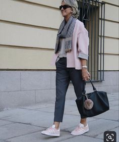 Passou dos 50, 60, 70 anos? Veja 30 looks atemporais para se inspirar | Blog da Mari Calegari Moda Over 50, Mode Ab 50, Classic Style Outfits, Over 60 Fashion, Older Women Fashion, 60 Fashion, Over 50 Womens Fashion, Fashion Mistakes, Fashion Over 40