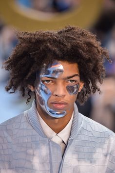 Futuristic Makeup, Valentino Beauty, Runway Hair, Wave Texture, Creative Accessories, Menswear Runway, Runway Makeup, Mens Editorial, Male Makeup