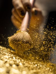 Makeup brush with golden cosmetic powder spreading on black background Premium Photo Glitter Photography, Makeup Wallpapers, Gold Aesthetic, Gold Dust, Photo Makeup, Foto Art, Yellow Aesthetic, Aesthetic Colors, Mellow Yellow