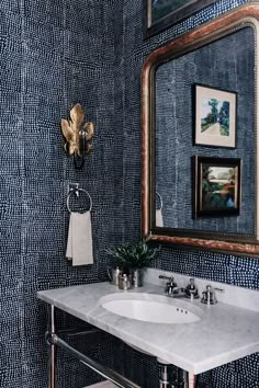 powder room design ideas Bathroom Wallpaper Vintage, Small Bathroom Wallpaper, Indigo Wallpaper, South Carolina Homes, Southern Cottage, Powder Room Design, Hill Interiors