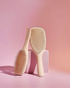 Tangle Teaser Hairbrush, Hair Brushes For Curly Hair, Hair Brush Photography, Tangle Teaser Brush, Hair Brush Aesthetic, Messy Claw Clip Hairstyles, Artsy Jeans, Messy Claw Clip