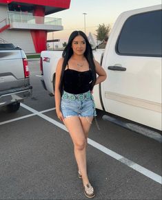 Vaquera Shorts Outfit, Vaquera Outfit With Sandals, Mexico Outfits Rancho Summer, Cute Outfits With Mexican Huaraches, Vaquera Outfit Mexican Shorts, Black Vaquera Outfit, Ariat Cruisers Outfit, Outfits With Boots Country Mexican, Rancho Life