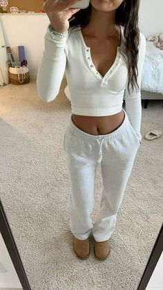 sweatpants, white shirt, #comfy #aesthetic #trendy Cute Lounge Outfits, Trendy Outfits For Teens, Cute Lazy Day Outfits, Lazy Day Outfits, Cute Preppy Outfits, Cooler Look, Cute Comfy Outfits, Simple Trendy Outfits