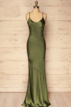 Slim Green Dress, Olive Green Floor Length Dress, Prom Dresses Simple Elegant Classy, Funky Prom Dress, Army Green Prom Dress, Green 90s Prom Dress, Green Long Dress Outfit, Long Green Silk Dress, Green Silk Prom Dress