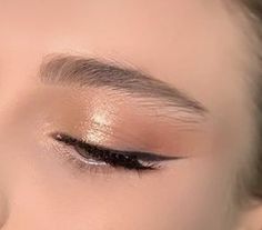 Gold Eyeshadow With Eyeliner, Easy Prom Eyeshadow, Soft Golden Eye Makeup, Eyeshadow For Gold Dress, Eyeshadow Look For Black Dress, Makeup For Black And Gold Dress, Gold Eyeshadow Simple, Gold And Black Eyeshadow, Glossy Eyeshadow Look