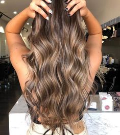 Golden Brown Dimensional Hair, Light Brunette Hair Blonde Highlights, Women’s Brown Hair With Highlights, Light Bolyoge On Brown Hair, Baylage Brunette Caramel, Highlights Brown Hair Full Head, Died Brown Hair Highlights, Summer Brown Highlights, Subtle Brown Hair Highlights