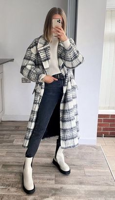 White Chelsea Boots Outfit, Plaid Coat Outfit, White Boots Outfit, Edgy Fashion Chic, Outfit Botas, Modest Casual Outfits, School Architecture, Casual Winter Outfits, Outfits Women