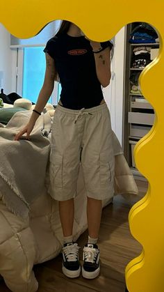 Maxamilist Fashion Summer, Baggy Sweat Shorts Outfit, Simple Boyish Outfits, Long Shorts Style, Swaggy Outfits Women Summer, Just Woke Up Outfit, Bermuda Pants Outfits, Tomboy Beach Outfits, Baggy Clothes Outfit Summer