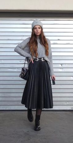 Midi Skirt Outfit Winter, Midi Skirt Outfit, Winter Skirt Outfit, Winter Fashion Outfits Casual, Maxi Skirt Outfits, Rock Outfit, Black Pleated Skirt, Mode Casual