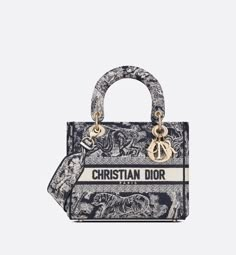 La Borsa Lady D-lite Coniuga Un’eleganza Classica Con Lo Stile Moderno Della Maison. Questo Modello È Interamente Ricamato Con Il Motivo Toile De Jouy Reverse Blu, Una Rivisitazione A Colori Invertiti Della Classica Fantasia Dior. Presenta La Firma Christian Dior Paris Sul Davanti, Mentre Gli Spessi Ciondoli D.i.o.r. In Metallo Con Finitura Color Oro Pallido Ne Impreziosiscono Ulteriormente Le Forme. Dotata Di Un’ampia Tracolla Ricamata, Rimovibile E Reversibile, La Borsa Media Lady D-lite Può E Lady D Lite Bag, Black Toile, Plan Paris, Bag Women Fashion, Embroidery Bags, Raf Simons, John Galliano