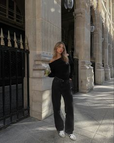 Black Top Outfit, Off The Shoulder Top Outfit, Shoulder Tops Outfit, Black Pants Outfit, Samba Outfit, Money Fashion, Looks Jeans, Look Adidas, Black Jeans Outfit