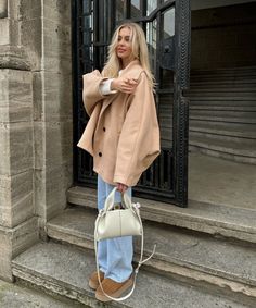 Oversize Jacke Joana Beige  Ladypolitan ♡ Ootd Hoodie, Ugg Tazz, Zara Looks, Church Outfit, Uggs Outfit, Autumn Fits, Paris Outfits, Outfit Trends, Business Outfit