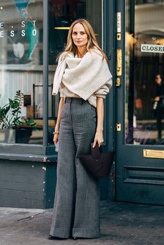 These Sweater Weather Trends Are A Must-Try This Year - Be Daze Live Wide Legged Pants, London Street Style, Outfit Trends, Business Outfit, Street Outfit