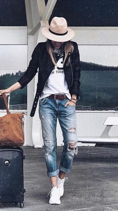 Street Style Jeans, Style Année 80, Casual Styles, Boyfriend Jean, Urban Street Style, Airport Outfit, Jeans Boyfriend, Street Styles