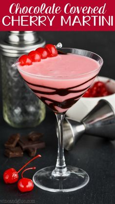 Cherry Martini Recipe, Cocktails Garnish, Dessert Martini, Baileys Martini, Shake Drink, Coffee Sweets, Cherry Martini, Cherry Drink, Chocolate Covered Cherry