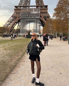 Outfit Inspo Winter Europe, Classy Paris Outfit, Loafers With Stockings Outfit, Amsterdam Winter Style, Autumn Outfits Europe, Dinner In London Outfit, Europe December Outfit, December Europe Outfits, Europe In December Outfits