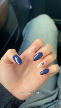 Navy w/ bow & stars 💙 Plan Almond Nails, December Nails Navy Blue, Cute Winter Nail Designs Simple, Cute Star Nails Short, Winter Nail Inspo Short Almond, Short Navy Nail Designs, Winter Simple Nail Designs, Dark Blue Stars Nails, Navy Inspired Nails