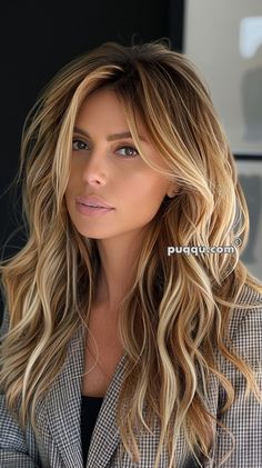 Dimensional Beauty: Stunning Blonde Hair with Lowlights Ideas Blonde Hair With Lowlights, Hollywood Curls, Hair With Lowlights, Hair Contouring, Summer Blonde Hair, Haircuts For Medium Length Hair, Haute Hair