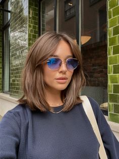 Above The Collar Bone Haircut, Short Hair To Shoulder, Bob Hairstyles Before And After, Haircut Just Above Shoulders, Jo Wilson Hair Short, Selena Gomez Shoulder Length Hair, Shoulder Length Bob Brunette, Short Brown Hair Thick, Curls Bob Haircut