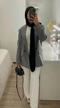 Mun Outfits Modest, Hijabi Lawyer Outfit, Modest Work Outfits, Optical Illusion Dress, Modest Winter Outfits, Estilo Hijab, Stile Hijab, Color Combos Outfit, Sixth Form