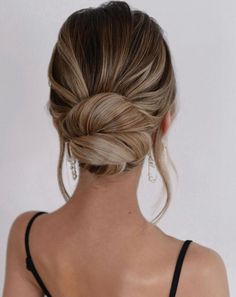 Relaxed Low Bun, Classy Wedding Updos For Long Hair, Minimal Bridal Hair, Hairstyles For Brides, Gorgeous Wedding Hairstyles, Wedding Bun, Bridal Glam